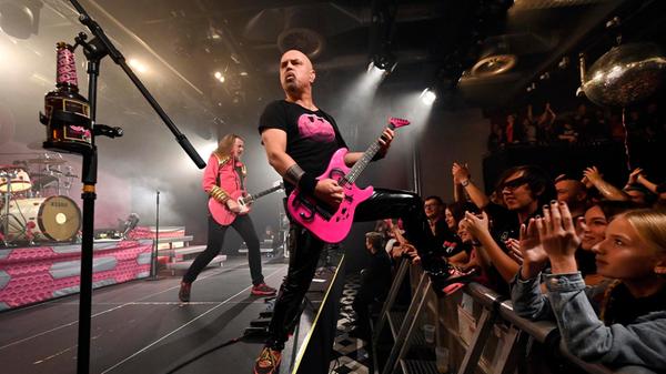 In einer Welt, die schon mal eine bessere war, tut die Musik von J.B.O. besonders gut. Die Fun-Metal-Band veröffentlicht im Januar ihr 15. Studioalbum. Am Freitag, 2. Januar stellen die Herren "House Of The Rising Fun" bei einem groß angelegten Konzert im Nürnberger Löwensaal vor. Beginn: 20 Uhr. In einer Welt, die schon mal eine bessere war, tut die Musik von J.B.O. besonders gut. Die Fun-Metal-Band veröffentlicht im Januar ihr 15. Studioalbum. Am Freitag, 2. Januar stellen die Herren "House Of The Rising Fun" bei einem groß angelegten Konzert im Nürnberger Löwensaal vor. Beginn: 20 Uhr.