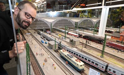 Mitarbeiter Maik Mitdank tut das, was Rod Stewart am vergangenen Samstag auch tat: Er freut sich über den Leipziger Hauptbahnhof im Miniaturformat.