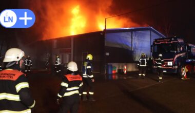 Großfeuer zerstört Halle und Lkw einer Spedition
