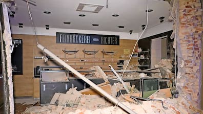 So sah der Verkaufsraum aus, nachdem die Feuerwehr den Bus aus der Mauer gezogen hat.