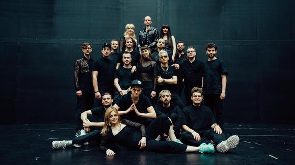 Die Münchner Jazzrausch Bigband hat sich im Dunstkreis des legendären Harry Klein Club gebildet. Die Damen und Herren um Bandleader Roman Sladek und Komponist Leonhard Kuhn gastieren am Freitag, 19. Dezember, im Nürnberger Opernhaus. Ab 20 Uhr serviert die Gruppe, die sonst Techno-Jazz vom Stapel lässt, Weihnachtslieder im Bigband-Gewand. Die Münchner Jazzrausch Bigband hat sich im Dunstkreis des legendären Harry Klein Club gebildet. Die Damen und Herren um Bandleader Roman Sladek und Komponist Leonhard Kuhn gastieren am Freitag, 19. Dezember, im Nürnberger Opernhaus. Ab 20 Uhr serviert die Gruppe, die sonst Techno-Jazz vom Stapel lässt, Weihnachtslieder im Bigband-Gewand.