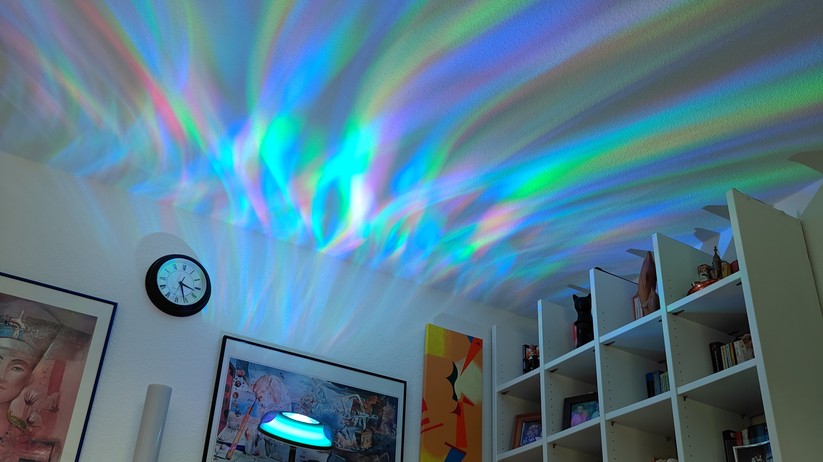 Mit der Uplighter Stehleuchte präsentiert Govee eine außergewöhnliche Stehlampe. Sie zaubert tolle Animationen an die Decke, kann aber dank einer zweiten Leuchte auch als einfache Leselampe genutzt werden. Aktuell ist sie zum neuen Tiefstpreis für 140 Euro statt 180 Euro (- 22 Prozent) erhältlich.