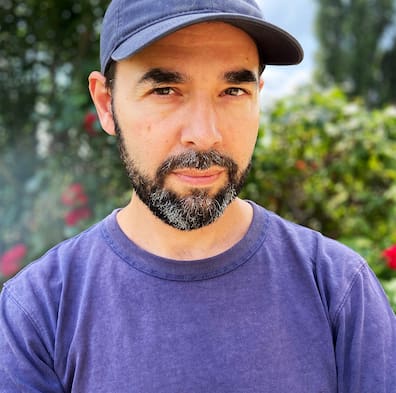 Der Kölner Regisseur und Drehbuchautor ("Fernes Land", "Die Besucher", "Die Familie") Leis Bagdach, der in Leipzig Germanistik und Theraterwissenschaft studiert hat und für den "Im Rosengarten" sein Regiedebüt ist