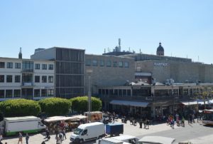 Das alte Karstadthaus auf der Ludwigsstraße, der Teil hinter dem Pavillon wurde zuerst abgerissen und wird nun der neue Komplex "Fuststraße". - Foto: gik 