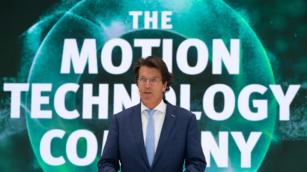 Klaus-Rosenfeld-Vorstand-des-Autozulieferers-Schaeffler-nimmt-vor-Beginn-der-Internationalen-Automobil-Ausstellung-IAA-Mobility-am-Messestand-von-Schaeffler-an-einer-Pressekonferenz-teil-Die-IAA-Mobility-2025-findet-vom-09-14-09-2025-in-Muenchen-statt