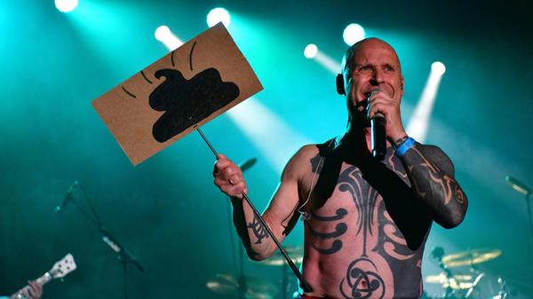 Knorkator kommen nach Nürnberg. Die Berliner Truppe, die auch im Bereich des Rock und Heavy Metal aktiv ist, feiert am Samstag, 17. Januar, ihr 30-jähriges Bandjubiläum im Löwensaal. Mit am Start hat die Kapelle das aktuelle Album "Weltherrschaft für alle", welches im vergangenen September auf den Markt kam. Beginn: 20 Uhr. Knorkator kommen nach Nürnberg. Die Berliner Truppe, die auch im Bereich des Rock und Heavy Metal aktiv ist, feiert am Samstag, 17. Januar, ihr 30-jähriges Bandjubiläum im Löwensaal. Mit am Start hat die Kapelle das aktuelle Album "Weltherrschaft für alle", welches im vergangenen September auf den Markt kam. Beginn: 20 Uhr.