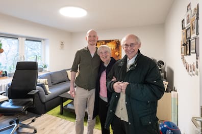 Der Wunsch von Hannelore Schepers, noch einmal die Wohnung aus ihrer Kindheit zu besuchen, ist in Erfüllung gegangen. Der jetzige Bewohner Wolfgang Schmidt (links) hat sie mit offenen Armen empfangen und den Besuch möglich gemacht.
