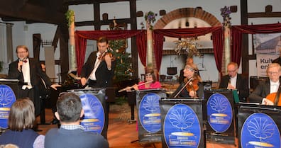 Melodien der goldenen 20er Jahre: das Salonorchester Hannover „Grammophons“ mit Sänger Volker Thies (links) und "Teufelsgeiger" Bogdan Dragus.