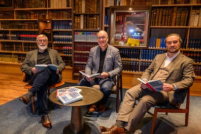 Rolf Fischer (von links), Vorsitzender der Gesellschaft für Kieler Stadtgeschichte, Autor Oliver Auge und Verleger Sven Murmann stellten in der Landesbibliothek die Festschrift „Kiels Geschichte im Fokus" zum 150. Jubiläum der Gesellschaft für Kieler Stadtgeschichte vor.