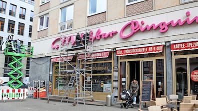 Die Leuchtwerbung an der Milchbar Pinguin im Leipziger Zentrum wurde erst 2023 erneuert. (Archivbild)