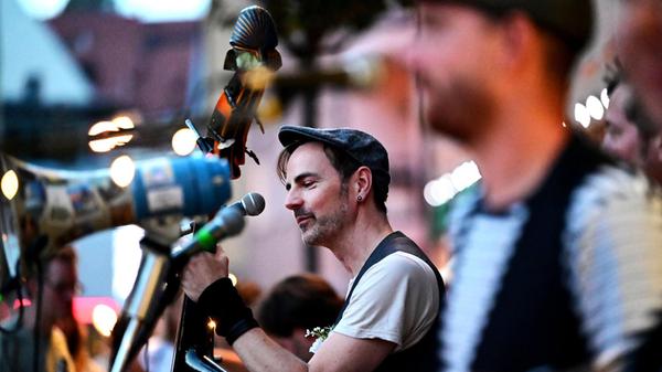 Das legendäre La-Boum Weihnachtskonzert steigt diesen Samstag im Stereo. Ab 19.45 Uhr greift die Folk- und Ska-Band, die dutzende Straßenmusiktouren durch halb Europa bestritten hat, zu den Instrumenten. Bei der anschließenden DJ-Party sind 2000er Hits unterschiedlicher Genres zu hören. Das legendäre La-Boum Weihnachtskonzert steigt diesen Samstag im Stereo. Ab 19.45 Uhr greift die Folk- und Ska-Band, die dutzende Straßenmusiktouren durch halb Europa bestritten hat, zu den Instrumenten. Bei der anschließenden DJ-Party sind 2000er Hits unterschiedlicher Genres zu hören.