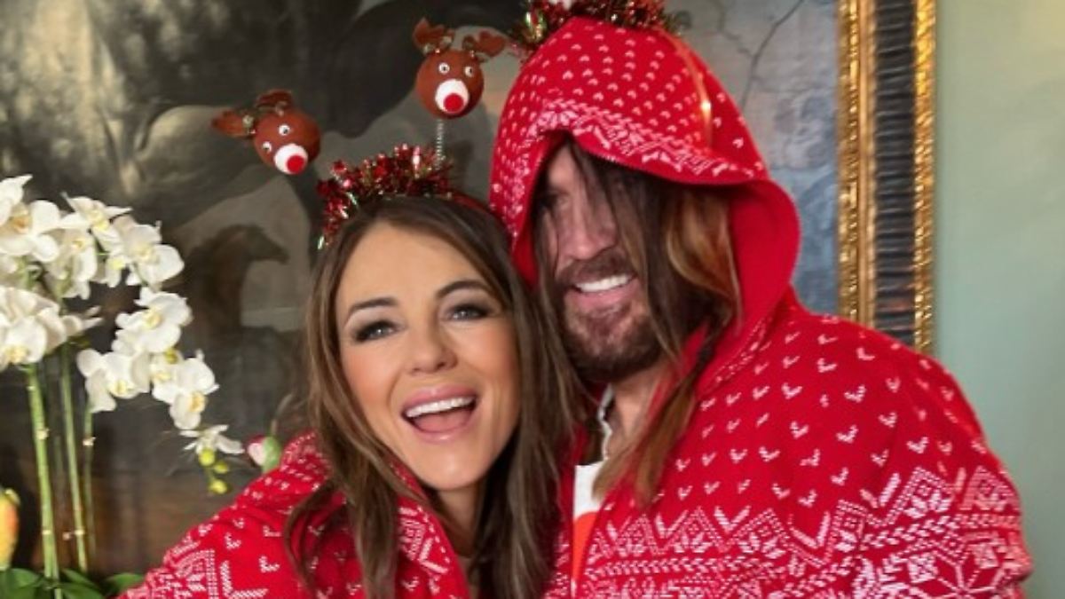 Erstes Weihnachten zusammen: Liz Hurley und Billy Ray Cyrus im Pyjama unterm Baum