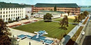 Der Ernst-Ludwig-Platz 1962: Modernes Regierungsviertel, frische Platzgestaltung - und der Jubiläumsbrunnen unten am Rand. - Foto: Werkbund