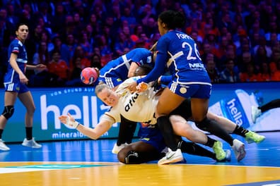 Hart zu sich und anderen: Deutschlands Kreisläuferin Lisa Antl (weißes Trikot) wirft sich mutig der Französin Pauletta Foppa (r.) entgegen.