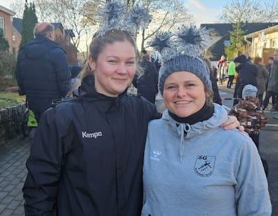 Ida (links) und Wiebke aus der zweiten Frauenmannschaft der SG Bordesholm/Brügge liefen in Bordesholm mit. "Der Trainer will, dass wir fit bleiben." 