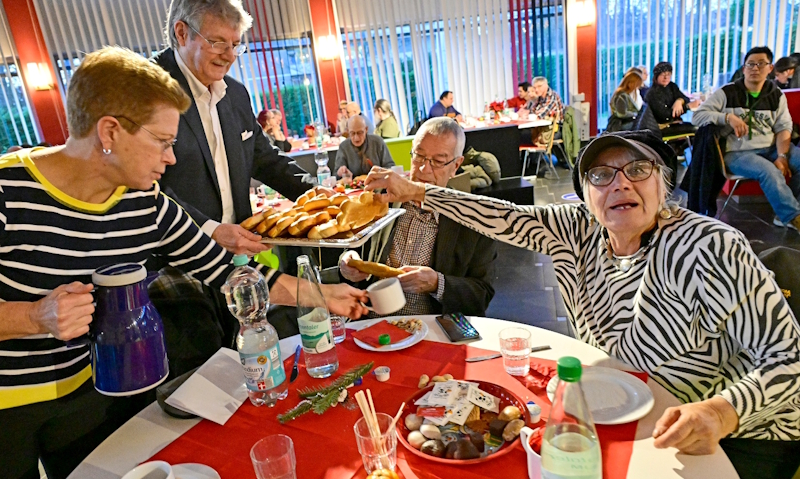 130 Mitmenschen feiern im „Eli“ Weihnachten auf Einladung des Arbeitslosenzentrums