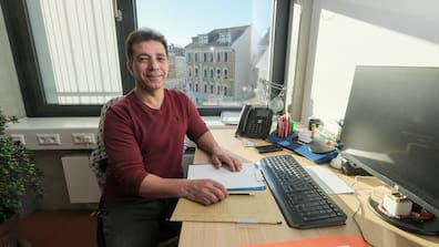 Sozialarbeiter Jamil Jawabra vom Verein Fairbund organisiert den Schwimmkurs für die Mütter. 