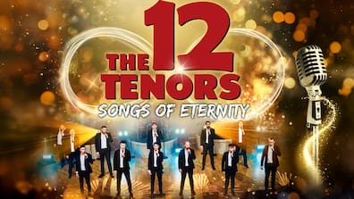 Werbebild für 'The 12 Tenors Songs of Eternity' mit zwölf Sängern auf einer funkelnden Bühne und einem großen Mikrofon.