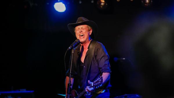 Am Sonntag bitten Martti Mäkkelä und Jan Bratenstein zum letzten Sing-In des Jahres im Kulturort Badstraße. An ihrer charmanten Talentbühne teilnehmen darf jeder, der sich dazu berufen fühlt, drei eigene Songs auf einem Podium zu performen. Stilistische Vorgaben gibt es nicht. Das lässige Sing-In am Ufer der Rednitz kostet keinen Eintritt und beginnt um 20 Uhr. Am Sonntag bitten Martti Mäkkelä und Jan Bratenstein zum letzten Sing-In des Jahres im Kulturort Badstraße. An ihrer charmanten Talentbühne teilnehmen darf jeder, der sich dazu berufen fühlt, drei eigene Songs auf einem Podium zu performen. Stilistische Vorgaben gibt es nicht. Das lässige Sing-In am Ufer der Rednitz kostet keinen Eintritt und beginnt um 20 Uhr.