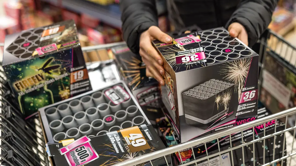 Mancher-Haendler-wurden-vor-dem-Verkauf-von-Feuerwerk-Opfer-von-Dieben-die-sich-an-Containern-mit-Pyrotechnik-zu-schaffen-machten