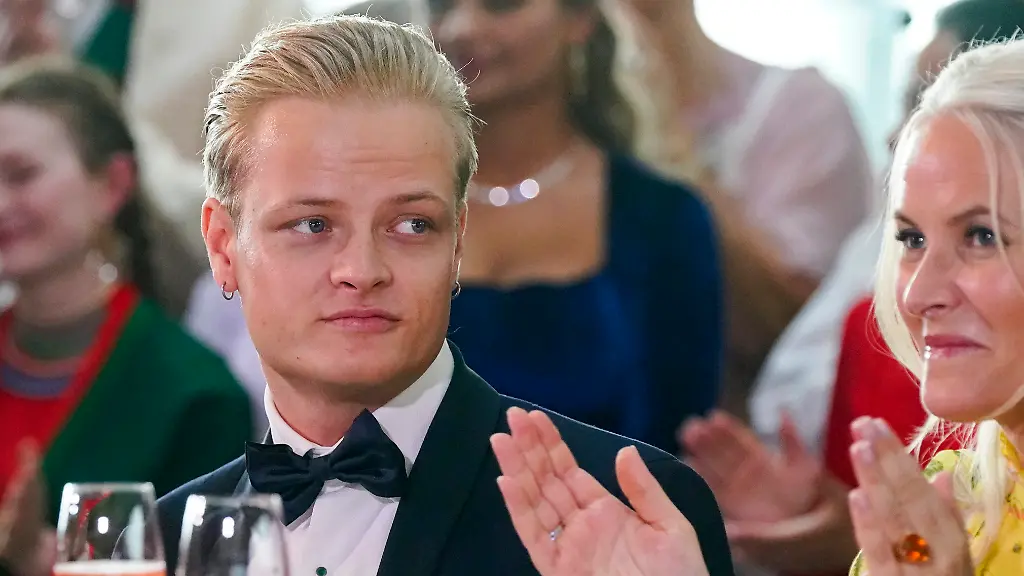 Marius-Borg-Høiby-und-die-norwegische-Kronprinzessin-Mette-Marit-in-Oslo-Einem-Gerichtsbeschluss-zufolge-darf-ein-Buch-ueber-den-angeklagten-Sohn-von-Kronprinzessin-Mette-Marit-weiter-verkauft-werden