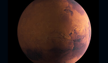 Mars mit roten Oberflächen, Kratern und dunklen Linien auf schwarzem Hintergrund.