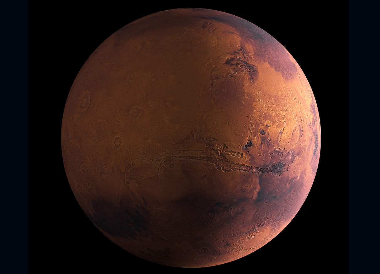 Mars mit roten Oberflächen, Kratern und dunklen Linien auf schwarzem Hintergrund.