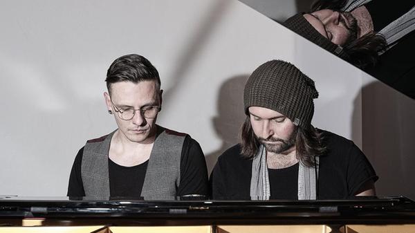 Unter ihrem Bühnenalias Masou & Leise komponieren und veröffentlichen die beiden Musiker Ben Maier und Stefan Kling entschleunigende Stücke, die Elemente der Klassik und Filmmusik aufgreifen. Im Rahmen ihrer Weihnachtstour, die sie durch die schönsten Gotteshäuser Süddeutschlands, Österreichs und der Schweiz führt, gastiert das Duo am Samstag in der Egidienkirche. Ab 19 Uhr ist ihr sogenannter Scopeclass-Sound zu hören. Unter ihrem Bühnenalias Masou & Leise komponieren und veröffentlichen die beiden Musiker Ben Maier und Stefan Kling entschleunigende Stücke, die Elemente der Klassik und Filmmusik aufgreifen. Im Rahmen ihrer Weihnachtstour, die sie durch die schönsten Gotteshäuser Süddeutschlands, Österreichs und der Schweiz führt, gastiert das Duo am Samstag in der Egidienkirche. Ab 19 Uhr ist ihr sogenannter Scopeclass-Sound zu hören.