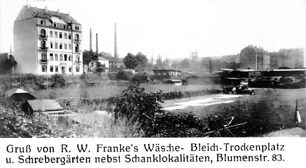 Schwarz Weißbild eines Platzes mit Haus im Hintergrund