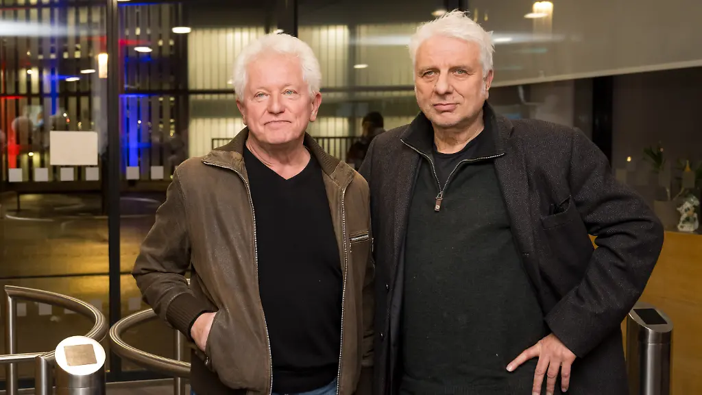 Miroslav-Nemec-l-und-Udo-Wachtveitl-Schauspieler-aufgenommen-am-Weihnachtsmarkt-Budenzauber-des-Bayerischen-Rundfunks-BR