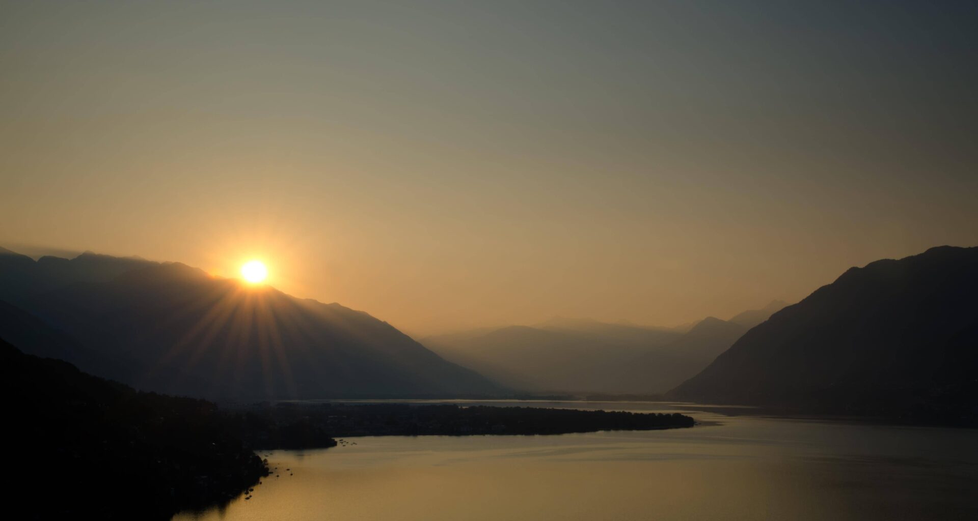 Ebay, Tiktok Shop, Selbständige, Googles KI-Suche, UK-Marktplätze, EU vs. Shein, Lieferkettengesetz, Passwortmanager, Second-Hand