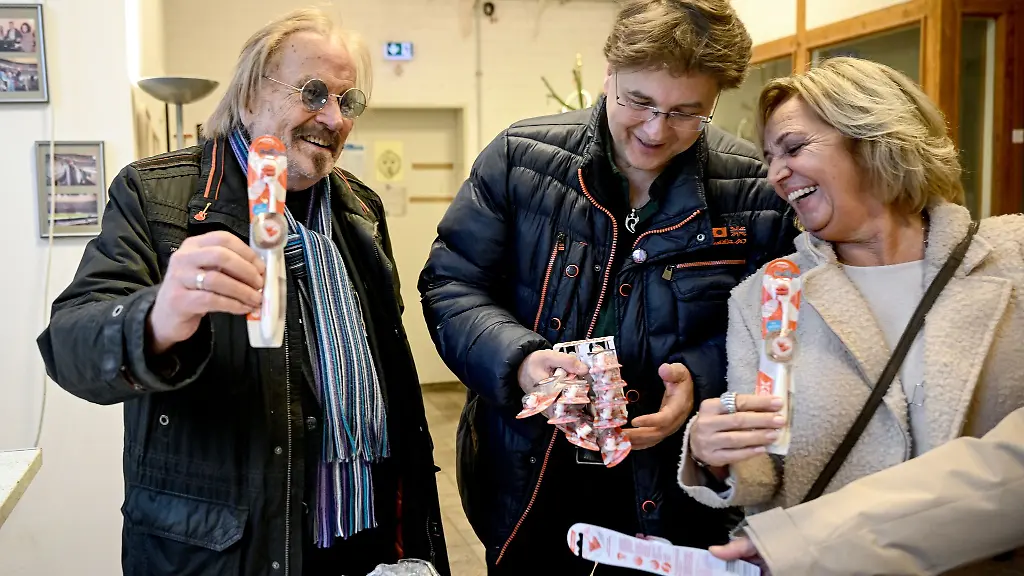 Musiker-Frank-Zander-und-sein-Sohn-Marcus-sowie-Petra-Biernoth-bei-der-Uebergabe-von-gestifteten-Zahnbuersten-in-der-Notuebernachtung-der-Berliner-Kaeltehilfe-der-Caritas