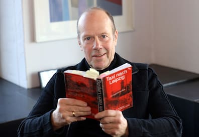 Der Leipziger Architekt Gunnar Volkmann mit seinem Buch „Taxi nach Leipzig“.