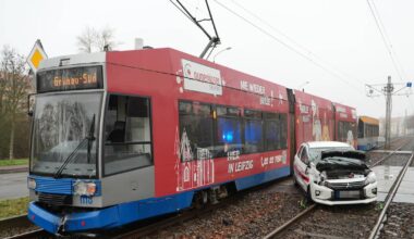 Straßenbahn und Auto stoßen an Ratzelstraße zusammen