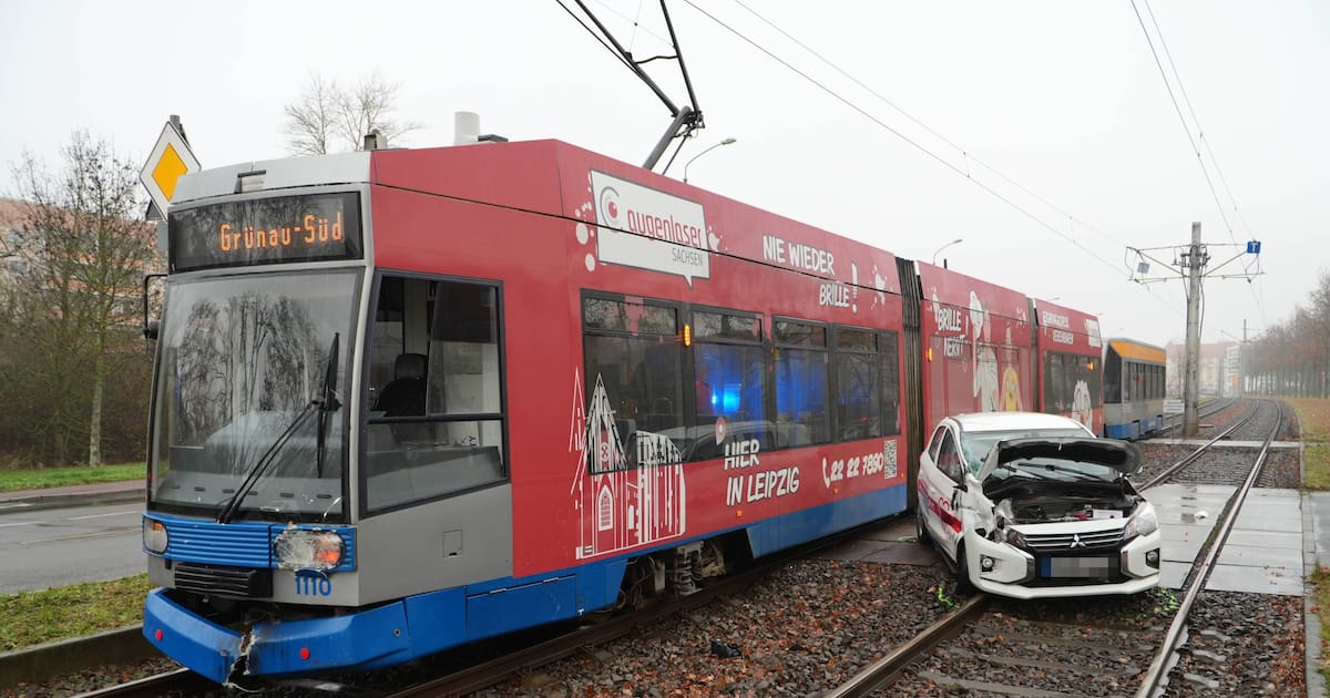 Straßenbahn und Auto stoßen an Ratzelstraße zusammen