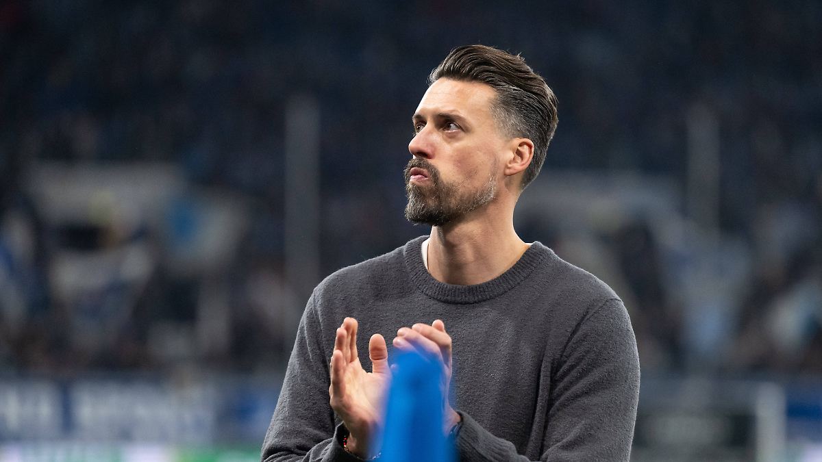 Schlechteste Abwehr der Liga: FC Augsburg schmeißt Sandro Wagner nach nur 14 Pflichtspielen raus