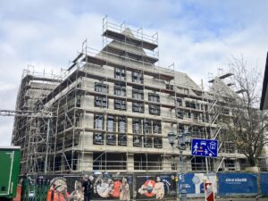 Der Neubau an der Fuststraße vom Bischofsplatz aus gesehen im November 2025. - Foto: gik