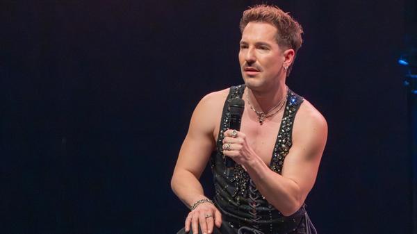 Die Shows von Entertainer Nico Stank sind ein Mix aus Stand Up, Live Comedy, Gesangs- und Tanzeinlagen. Am Freitag, 23. Januar, gastiert der gelernte Musicaldarsteller in der Erlanger Heinrich-Lades-Halle. Die "Akte Ex" betitelte Aufführung beginnt um 20 Uhr. Die Shows von Entertainer Nico Stank sind ein Mix aus Stand Up, Live Comedy, Gesangs- und Tanzeinlagen. Am Freitag, 23. Januar, gastiert der gelernte Musicaldarsteller in der Erlanger Heinrich-Lades-Halle. Die "Akte Ex" betitelte Aufführung beginnt um 20 Uhr.