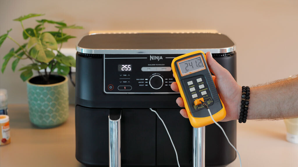 Mit aktiviertem Max Crisp Modus schafft der Ninja Airfryer Hitzegrade, die teils über zweihundertvierzig Grad Celsius hinausgehen.