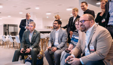 Hessens Wirtschaftsminister Kaweh Mansoori (Mitte) mit Nintendo-Justiziar Clemens Mayer-Wegelin (links) und Game-Vorstands-Chef Lars Janssen (vorne) während eines Probespiels bei Nintendo of Europe (Foto: Nintendo of Europe SE)