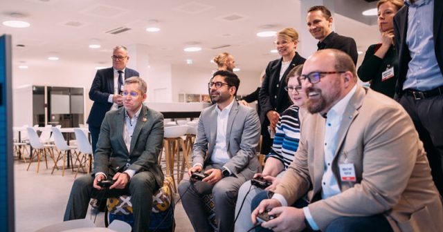 Hessens Wirtschaftsminister Kaweh Mansoori (Mitte) mit Nintendo-Justiziar Clemens Mayer-Wegelin (links) und Game-Vorstands-Chef Lars Janssen (vorne) während eines Probespiels bei Nintendo of Europe (Foto: Nintendo of Europe SE)