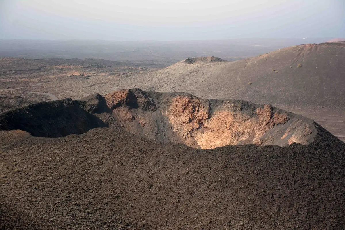 Vulkane und Lavafelder prägen Lanzarote. Mondlandschaft im Timanfaya Nationalpark.  