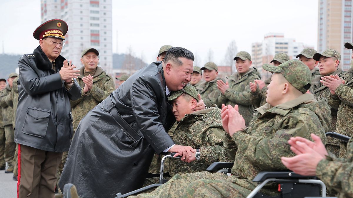 Eingeständnis in Nordkorea: Kim Jong Un begrüßt aus Russland zurückgekehrte Soldaten