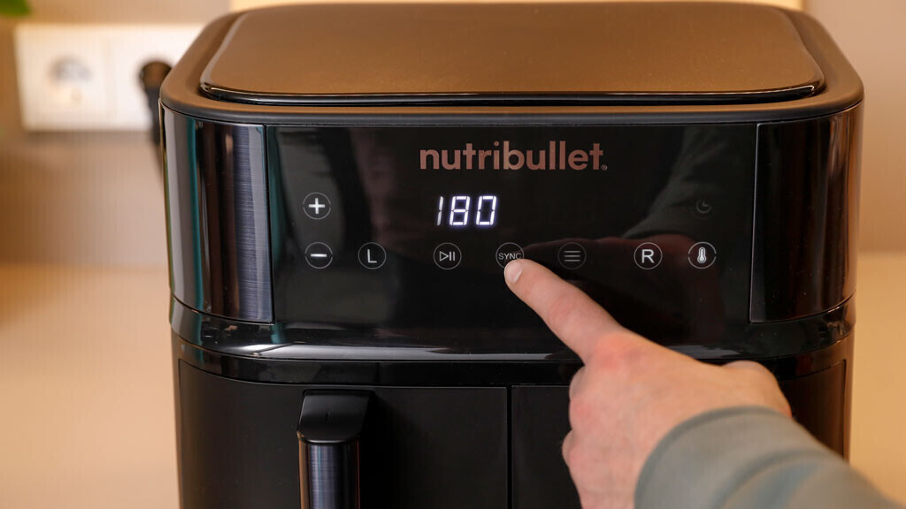 Die Sync Funktion des Nutribullet passt die Einstellungen beider Garkörbe aneinander an. Allerdings bietet das Gerät keine Hilfe, wenn zwei Speisen trotz unterschiedlicher Garzeit zeitgleich fertig sein sollen.