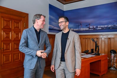 Amtsinhaber Ulf Kämpfer (SPD, links) empfing seinen Nachfolger Samet Yilmaz (Grüne) bereits am Tag nach der Wahl zum ersten Gespräch im Amtszimmer des Oberbürgermeisters.