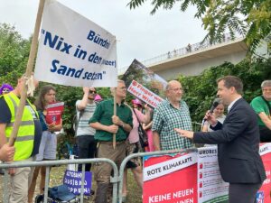 Der Mainzer Oberbürgermeister Nino Haase (parteilos) mit Demonstranten des Bündnisses "Nix in den Mainzer Sand setzen", das seit Jahren gegen den Ausbau der A643 protestiert. - Foto: gik 