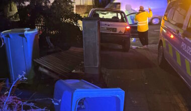 Zusammenstoß zwischen zwei Fahrzeugen - Pkw landet im Vorgarten