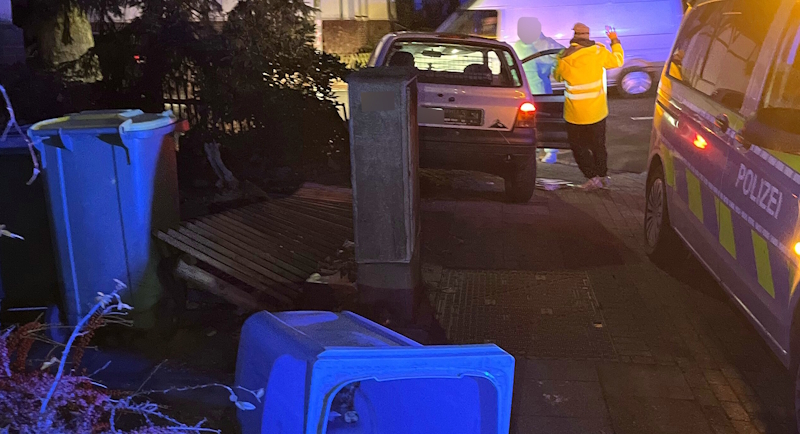 Zusammenstoß zwischen zwei Fahrzeugen - Pkw landet im Vorgarten