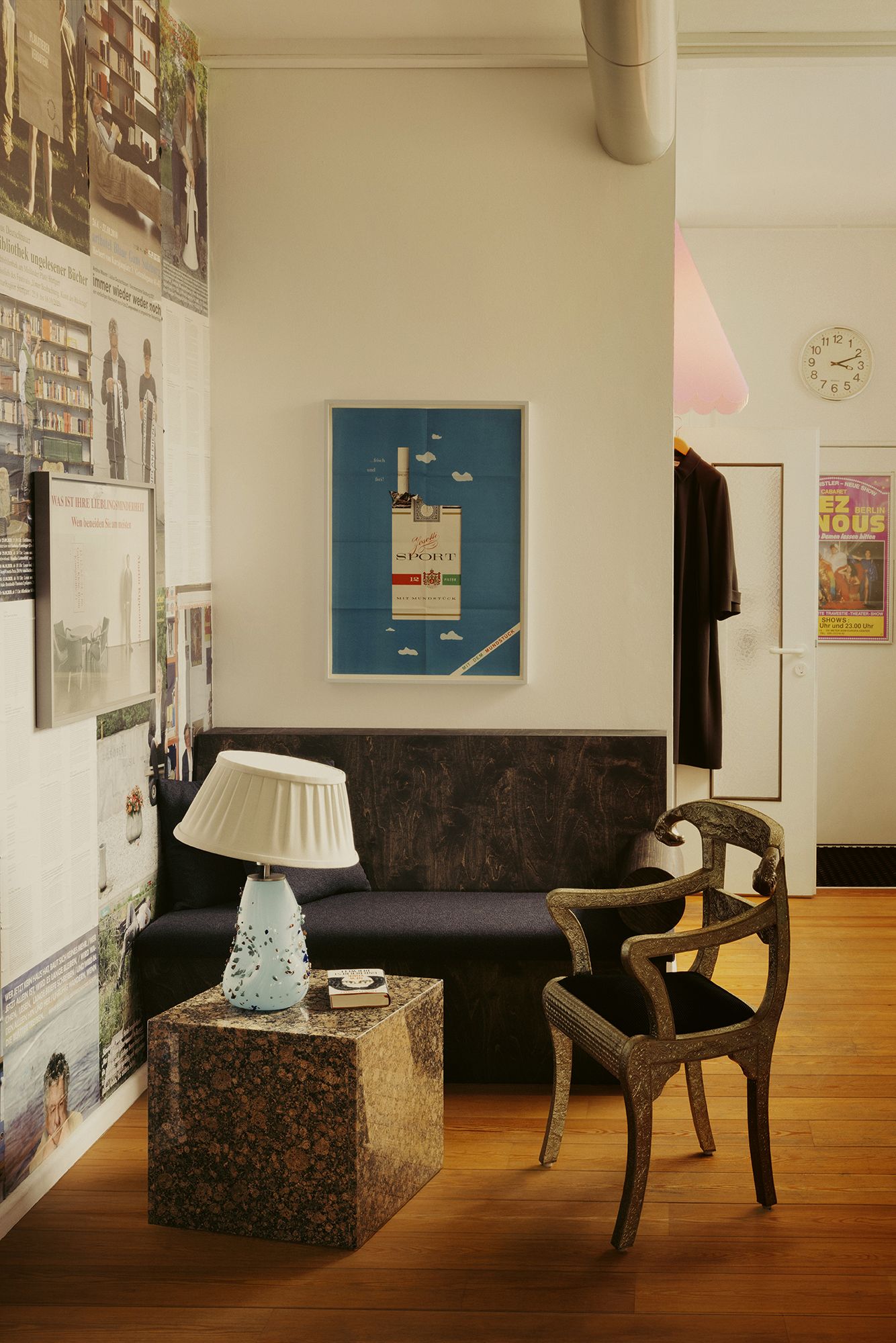 Knutschecke mit Bank und Leuchte mit schiefem Schirm.