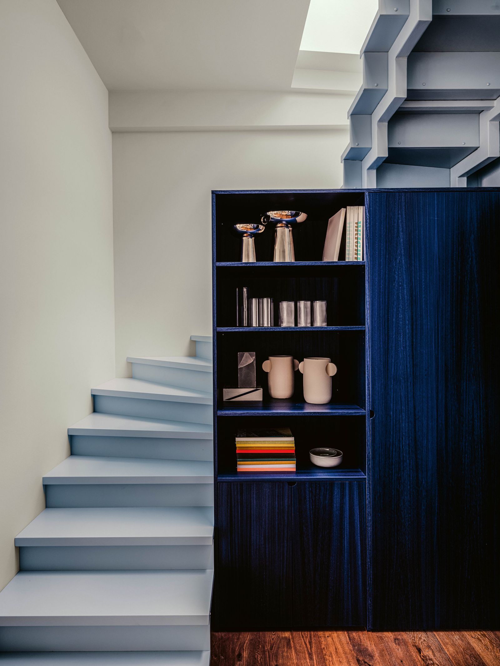 Einbaumöbel mit blauer Treppe